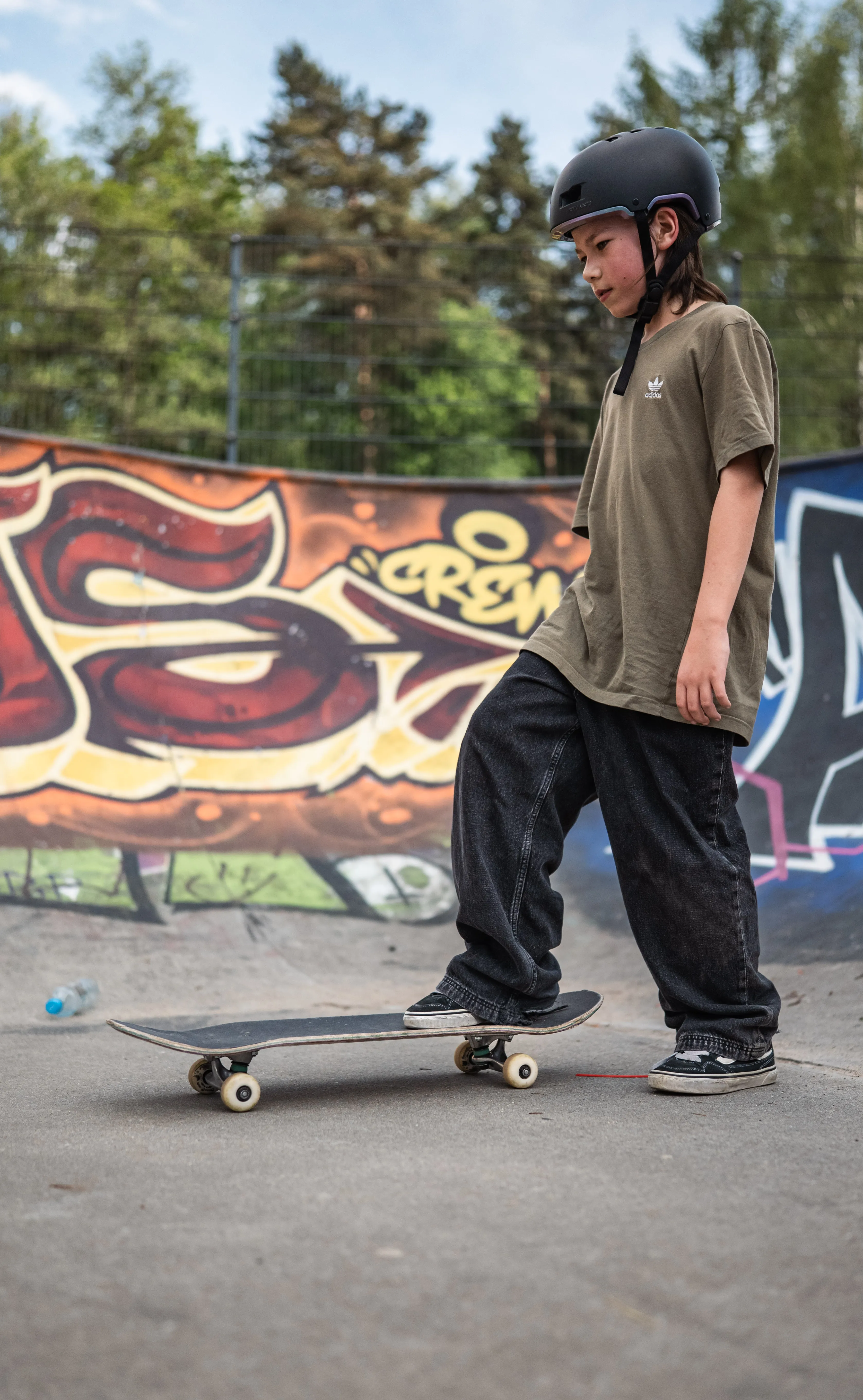 Dziecko na deskorolce przy skateparku